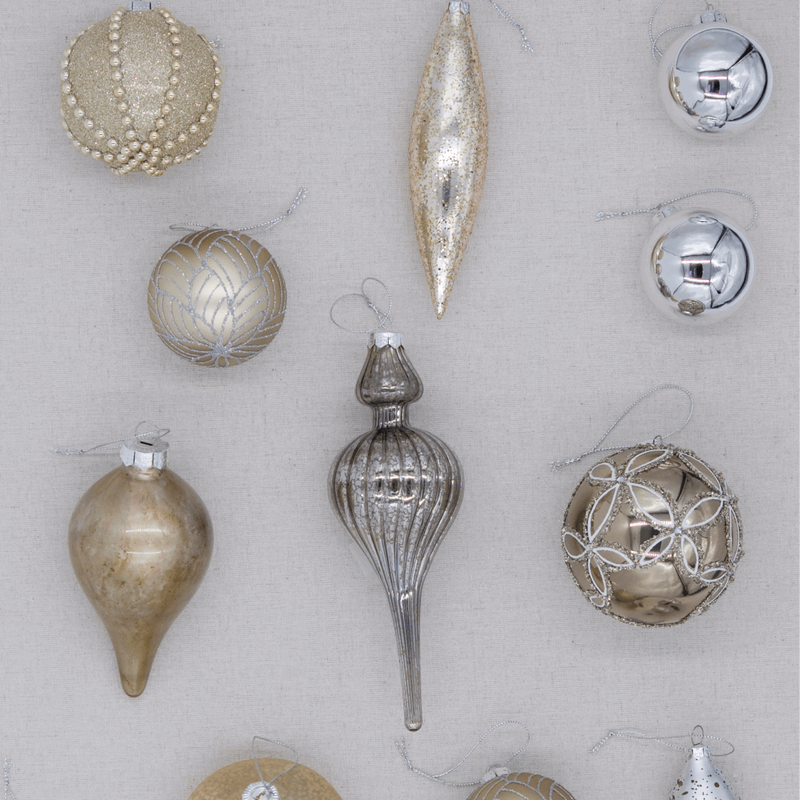 Kit de Bolas Natalinas em Vidro Dourado e Prateado (15 Peças)
